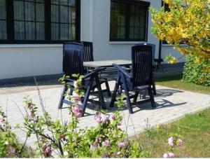 3 Stühle und ein Tisch auf einer Terrasse in der Unterkunft Ferienwohnung Lino in Zinnowitz + 7 Fotos