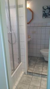 ein Badezimmer mit Dusche und Toilette in der Unterkunft Ferienwohnung Lino in Zinnowitz