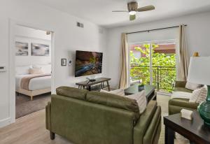 Μια τηλεόραση ή/και κέντρο ψυχαγωγίας στο Central City Luxury-2BR 2BA,Pool,Htub,Gym,Parking