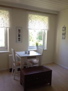 ein Esszimmer mit einem weißen Tisch und Stühlen in der Unterkunft Ferienwohnung Kati in Zinnowitz