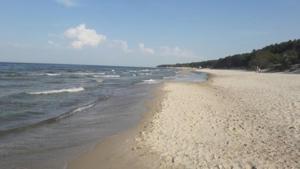 ein Sandstrand mit dem Meer im Hintergrund in der Unterkunft Ferienwohnung Kati in Zinnowitz + 6 Fotos