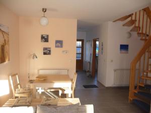 ein Wohnzimmer mit Tisch und Treppe in der Unterkunft Ferienhaus Emma in Zinnowitz