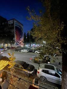 第比利斯ბინა საბურთალოზე 1 საძინებელი #7的停车场在夜间停车,