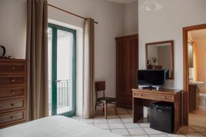 Televízia a/alebo spoločenská miestnosť v ubytovaní Agriturismo Cupiglione