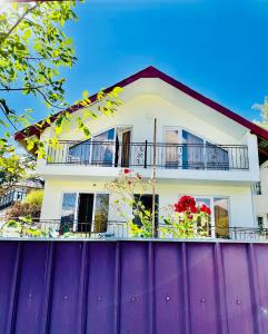 ein weißes Haus mit einem lila Zaun in der Unterkunft cottage in tsemi (Borjomi) in Bordschomi + 50 Fotos