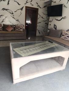 a glass coffee table in a living room at فيلا بمولاي بوسلهام in Kenitra