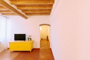 a living room with a yellow cabinet and a door at Casa Lippa in Spilamberto