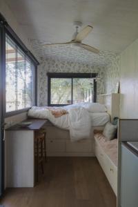 Voodi või voodid majutusasutuse Pépiite Bocage Normand - Lodge Cozy Nature & Spa toas