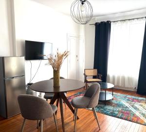 a living room with a table and chairs at Jean Jaurès - Centre Ville in Brest