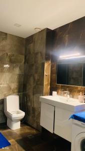 Koupelna v ubytování ბინა საბურთალო 2 საძინებელი #8 + 10 fotografií