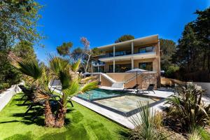 an image of a house with a swimming pool at Appart HOTEL 3 Chambres - parking - clim in Saint-Raphaël