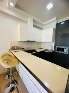 Kuchyň nebo kuchyňský kout v ubytování ბინა საბურთალო 2 საძინებელი #8