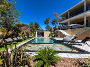 a swimming pool in the backyard of a house at Appart HOTEL 3 Chambres - parking - clim in Saint-Raphaël +35 photos