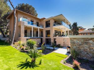 an exterior view of a house with a yard at Appart HOTEL 3 Chambres - parking - clim in Saint-Raphaël