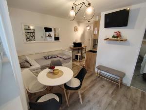 Μια τηλεόραση ή/και κέντρο ψυχαγωγίας στο Apartman Jež 3 De Lux - free parking, self check in