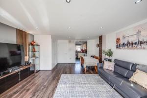 ダートフォードにあるLondon Suburb Home Sleeps 7 - Great Connectionsのソファとテレビのあるリビングルーム