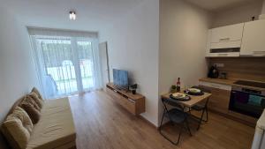 バラトンレッレにあるJules Apartmanのソファとテーブルのあるリビングルーム +4枚の写真