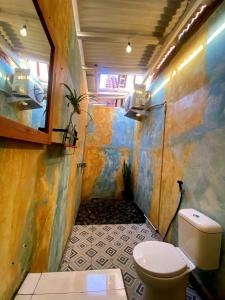Kamar mandi di Alen's Stay&surf