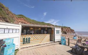 巴德利索尔特顿Elms Caravan with sea views at Devon Cliffs的海滩附近的餐车