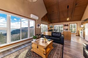 una sala de estar con un sofá y una mesa en 14 guests with SPA - Chalet LaPaix-Ski, en Petite-Rivière-Saint-François