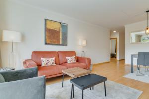 una sala de estar con un sofá y una mesa en Atlantic Dutchman, en Caniço 12 fotos más