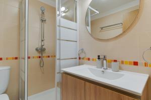 Un baño con lavabo y ducha en Atlantic Dutchman, en Caniço