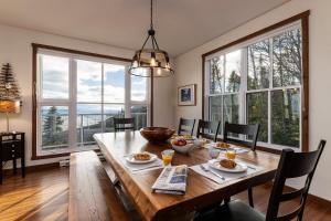 un comedor con una mesa con comida. en 14 guests with SPA - Chalet LaPaix-Ski, en Petite-Rivière-Saint-François 24 fotos más