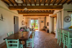 特雷宽达Agriturismo Sole的配有木桌椅的厨房和客厅
