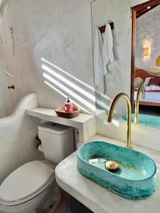 a bathroom with a sink and a toilet at Zema Bangalôs in Trairi