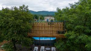 een boomhut met een terras en een zwembad bij Cottage Tetra Kutaisi Tskaltubo in Khomuli