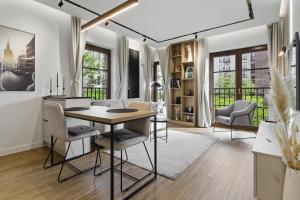 Χώρος καθιστικού στο Luxury 2-room apartment in Praga-Północ Port Praski