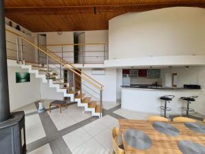 una cucina con scala, tavolo e sedie di U Lojzika a Pulkov