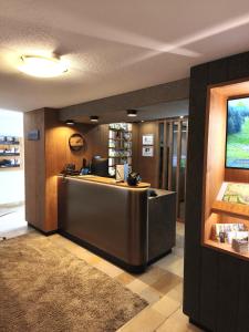 TV a/nebo společenská místnost v ubytování Hotel Silvretta - im Sommer INKLUSIVE Super-Sommer-Card