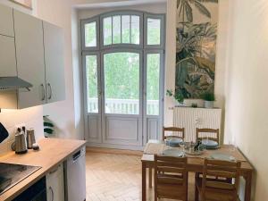 Køkken eller tekøkken på Ruhig zentral Privatparkplatz historischer Stuckaltbau