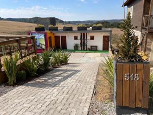 カンバラにあるVale de cambara Iの玄関と私道のある家