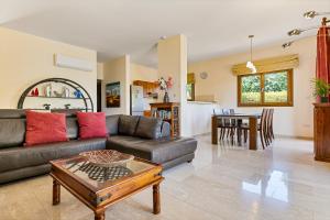 Un lugar para sentarse en 3 bedroom Villa Madelini with private pool, Aphrodite Hills Resort