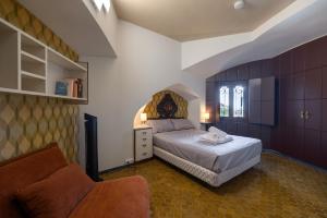 RíudecañasにあるVilla La Guaitaの部屋にベッドと椅子がある寝室 +28枚の写真