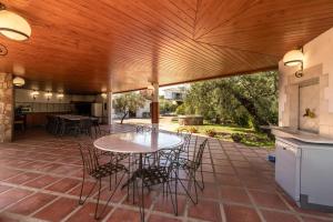 RíudecañasにあるVilla La Guaitaのテーブルと椅子のある屋外パティオ