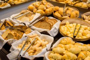 a display of different types of bread and pastries at Bahamas Duplex by WS in Campo Grande