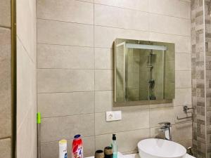 une salle de bain avec un lavabo et un miroir dans l'établissement ბინა საბურთალოზე 2 საძინებელი #17, à Tbilissi