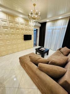 un grand salon avec un canapé et une télévision dans l'établissement ბინა საბურთალოზე 2 საძინებელი #17, à Tbilissi