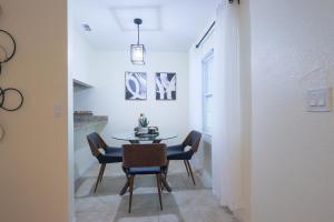 une salle à manger avec une table et des chaises dans l'établissement Cozy 2 Bed Room Apartment By Armature Works River Walk, à Tampa 10 autres photos
