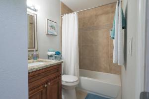 une salle de bain avec toilettes, lavabo et douche dans l'établissement Cozy 2 Bed Room Apartment By Armature Works River Walk, à Tampa