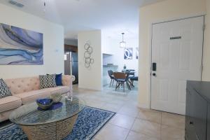 un salon avec un canapé et une table dans l'établissement Cozy 2 Bed Room Apartment By Armature Works River Walk, à Tampa