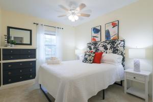 une chambre avec un lit et un ventilateur de plafond dans l'établissement Cozy 2 Bed Room Apartment By Armature Works River Walk, à Tampa