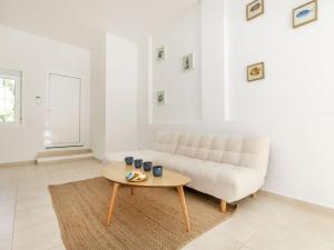 ein Wohnzimmer mit einer Couch und einem Couchtisch in der Unterkunft Villa Mar by Interhome in L'Ametlla de Mar