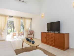 ein Wohnzimmer mit einem Flachbild-TV auf einer Kommode in der Unterkunft Villa Mar by Interhome in L'Ametlla de Mar