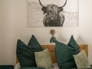 een bank met kussens en een afbeelding van een stier bij Apartment Anny 2 by Interhome in Zell am See