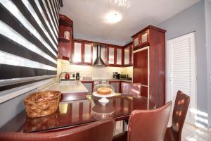 Kuchyňa alebo kuchynka v ubytovaní Dana's Luxury Maisonette