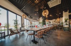 ein langes Esszimmer mit einem langen Tisch und Stühlen in der Unterkunft Caesar Resort & Spa Luxury Apartments in Iskele